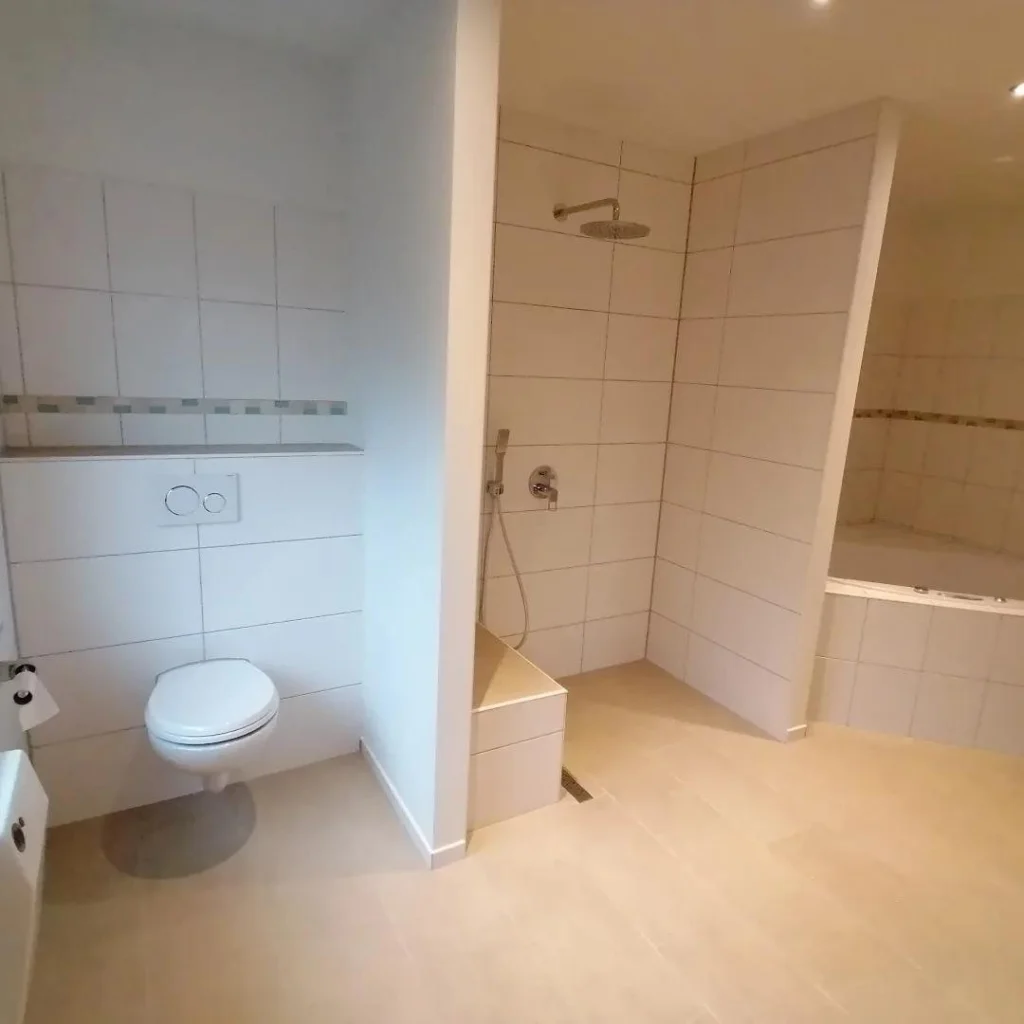 Helles Bad mit bodengleicher Dusche und Hänge-WC