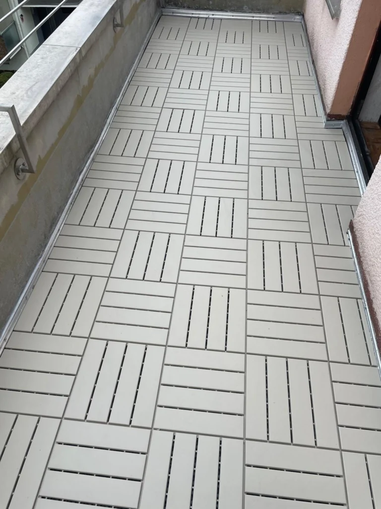 Balkon mit neuen Bodenplatten