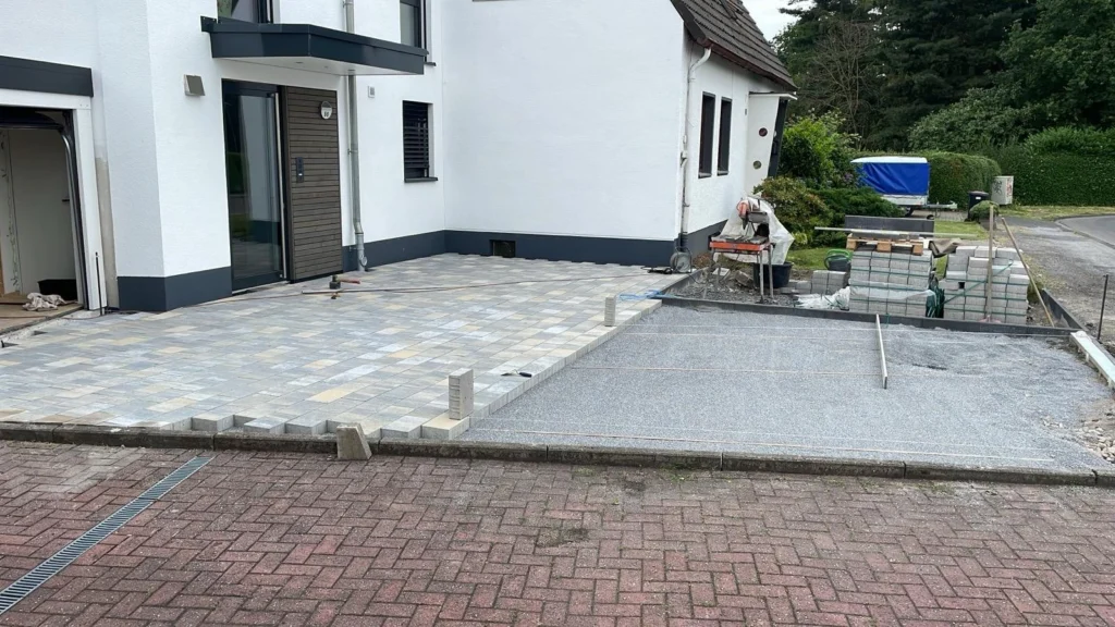 Hofeinfahrt beim Pflastern