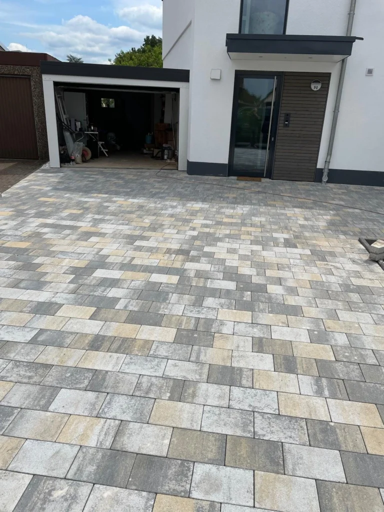 Neu gepflasterte Hofeinfahrt vor einer Garage