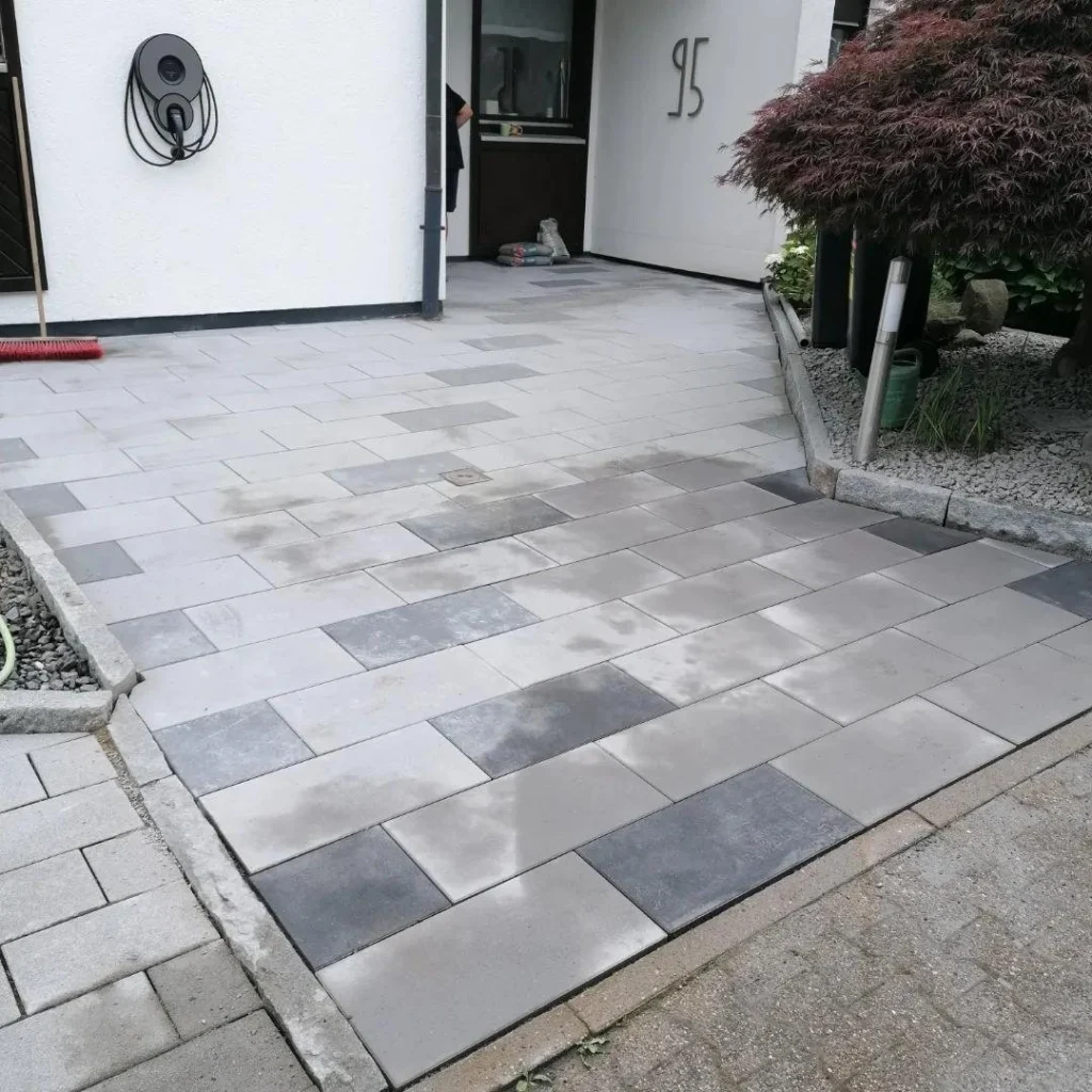 Eingangsbereich mit neuen großformatigen Platten