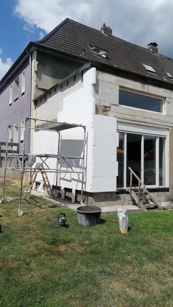 Fassade mit Dämmplatten und Gerüst