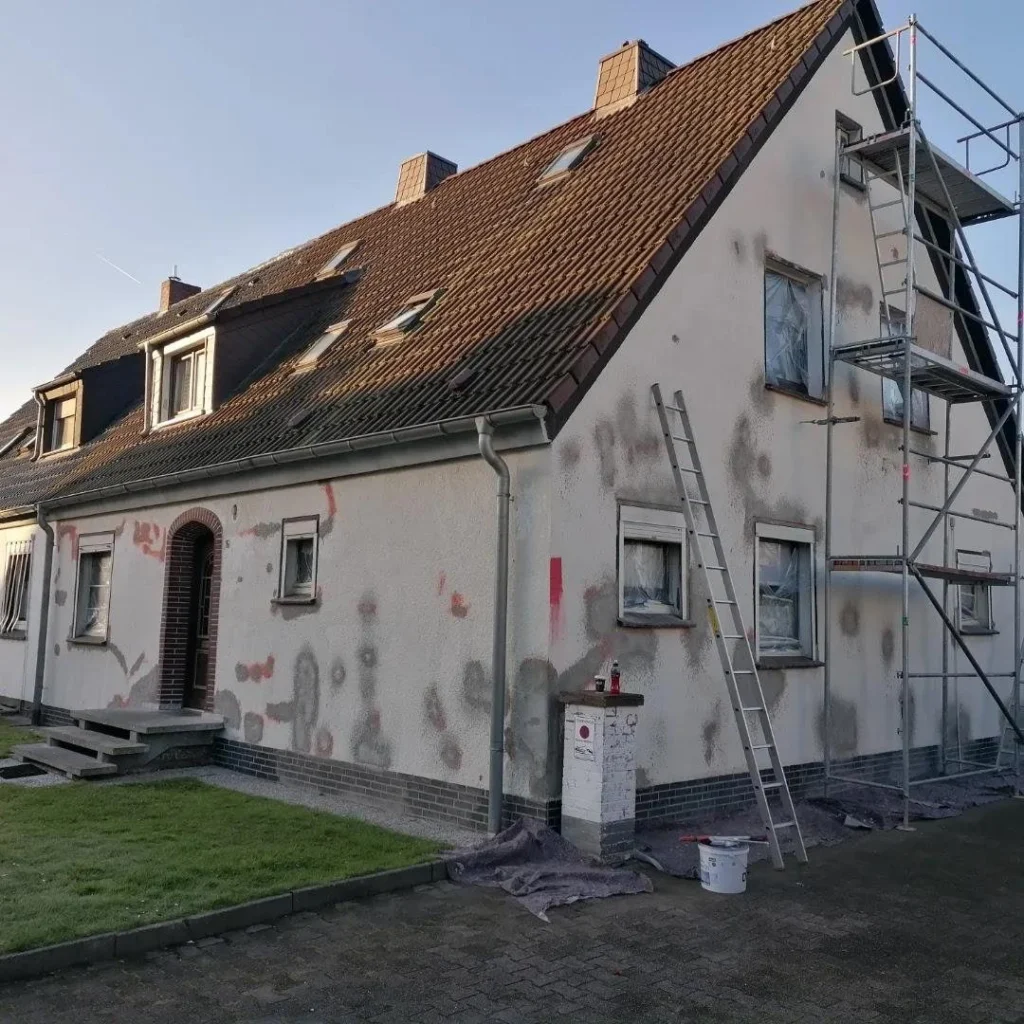 Fassade mit ausgebesserten Stellen und Gerüst