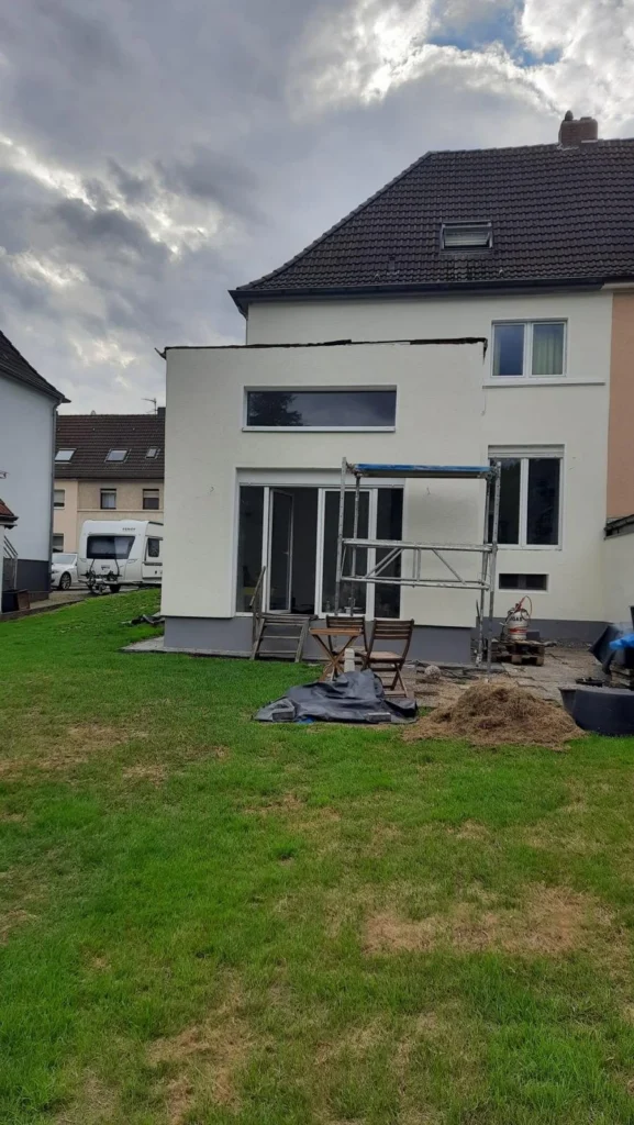 Gedämmte und neu verputzte Rückfassade eines Wohnhauses