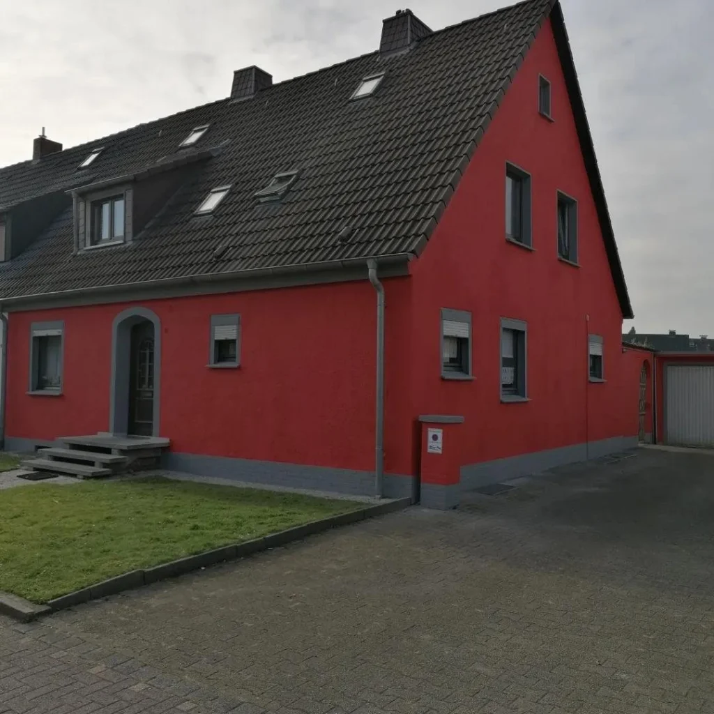 Haus mit frisch gestrichener roter Fassade