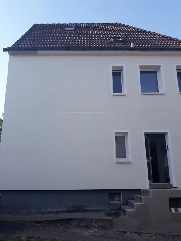 Fassade nach dem neuen Anstrich in Weiß
