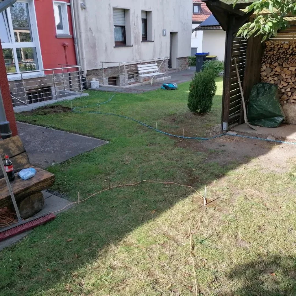 Garten vor dem Bau des Plattenwegs