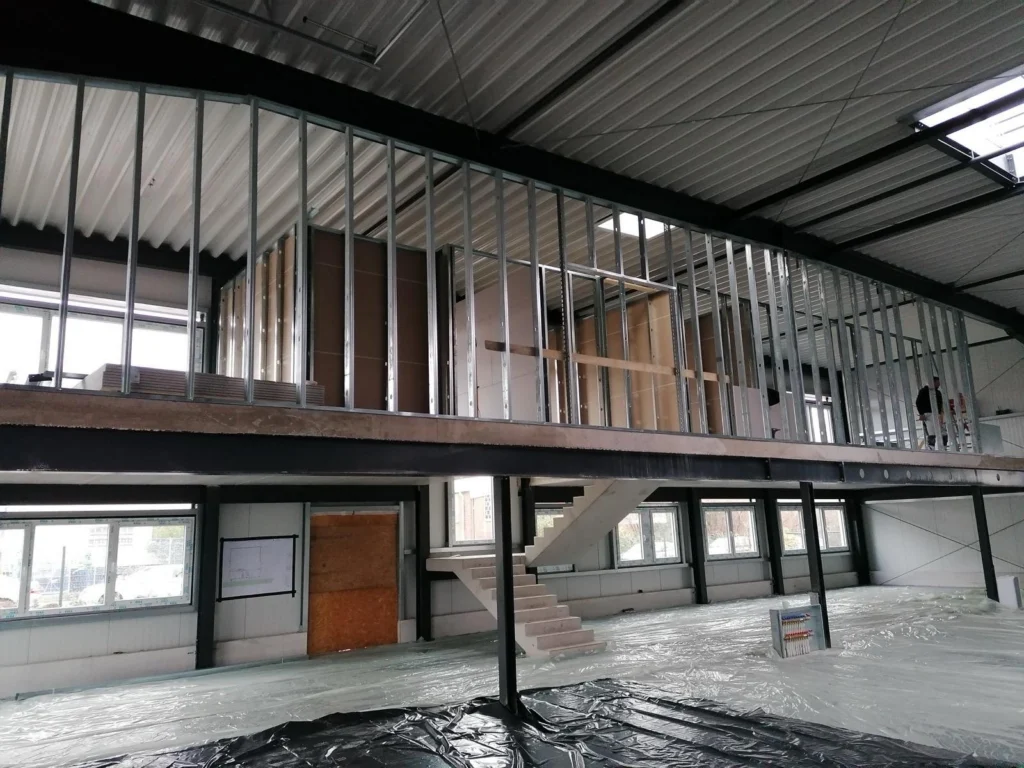Stahl- und Trockenbau einer Galerie in einer Halle