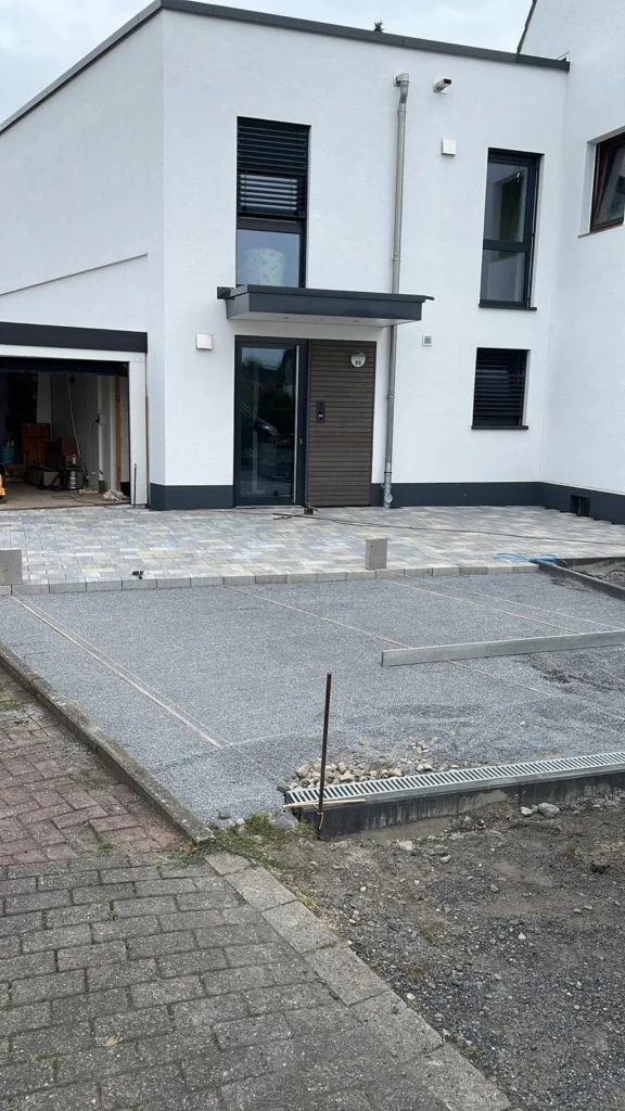 Eingangsbereich eines modernen Hauses mit neuer Pflasterfläche