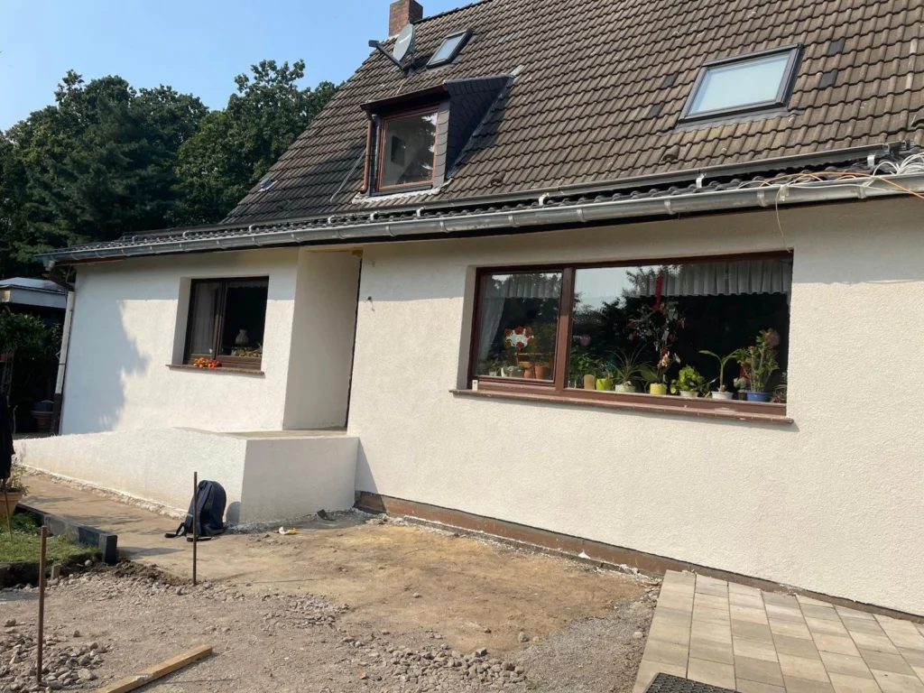 Hausfront mit neuem hellem Putz