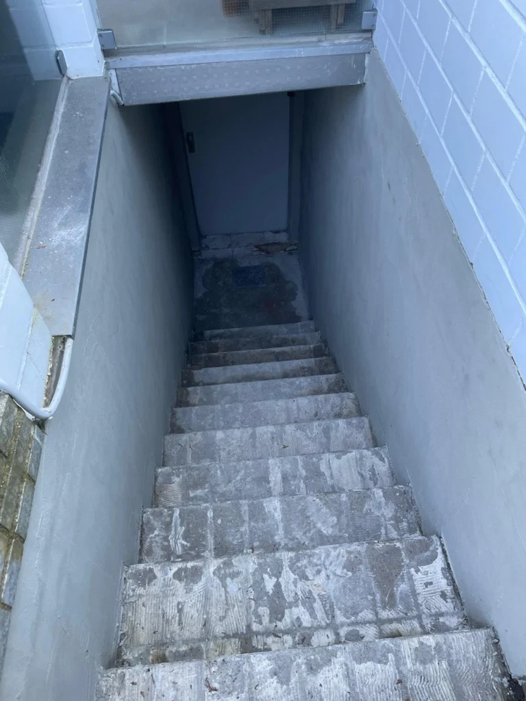 Verwitterte Kellertreppe vor der Sanierung