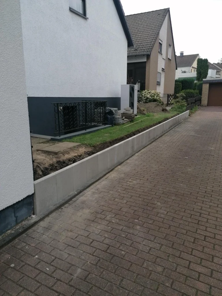 Neue Stützmauer an der Einfahrt