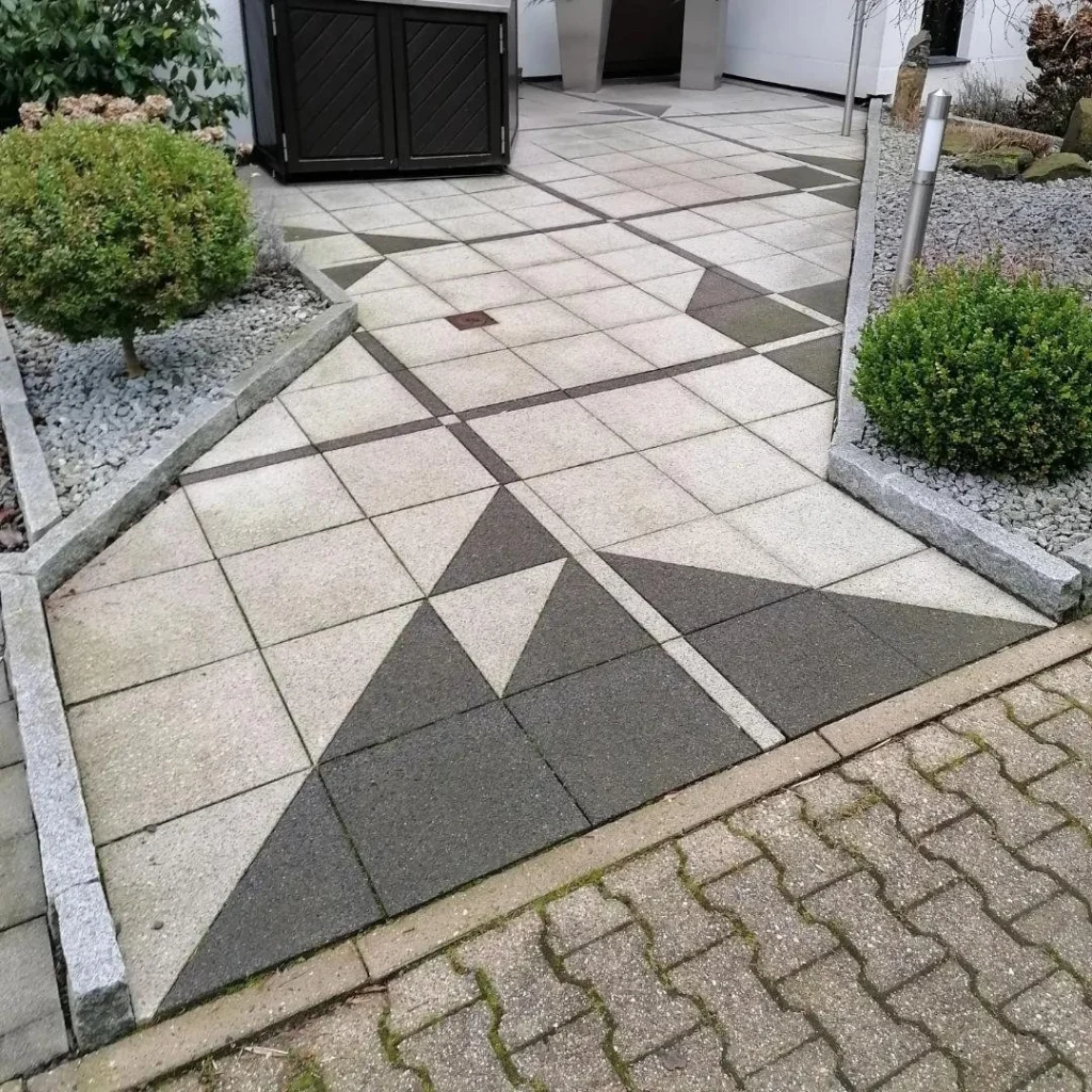 Plattenbelag mit Dreiecksmuster und Granitkanten