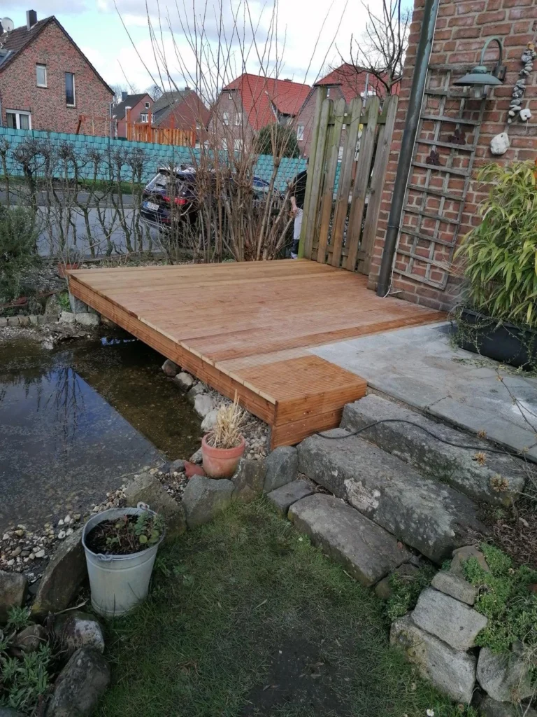 Holzdeck über dem Gartenteich