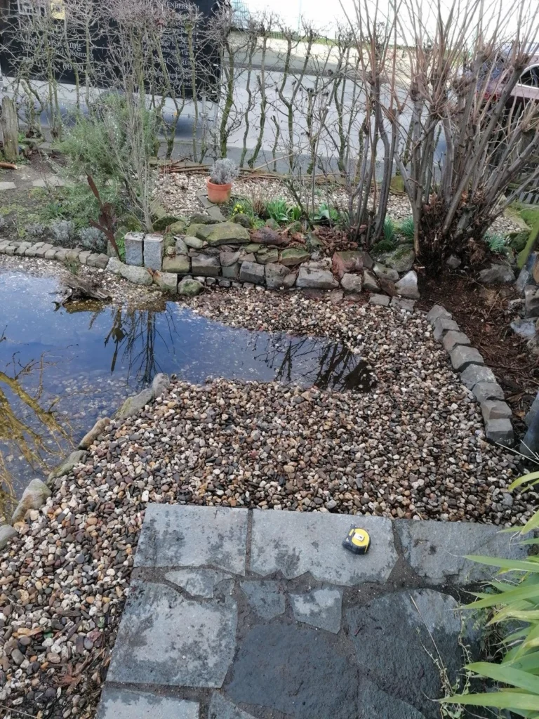 Gartenteich vor dem Bau des Holzdecks