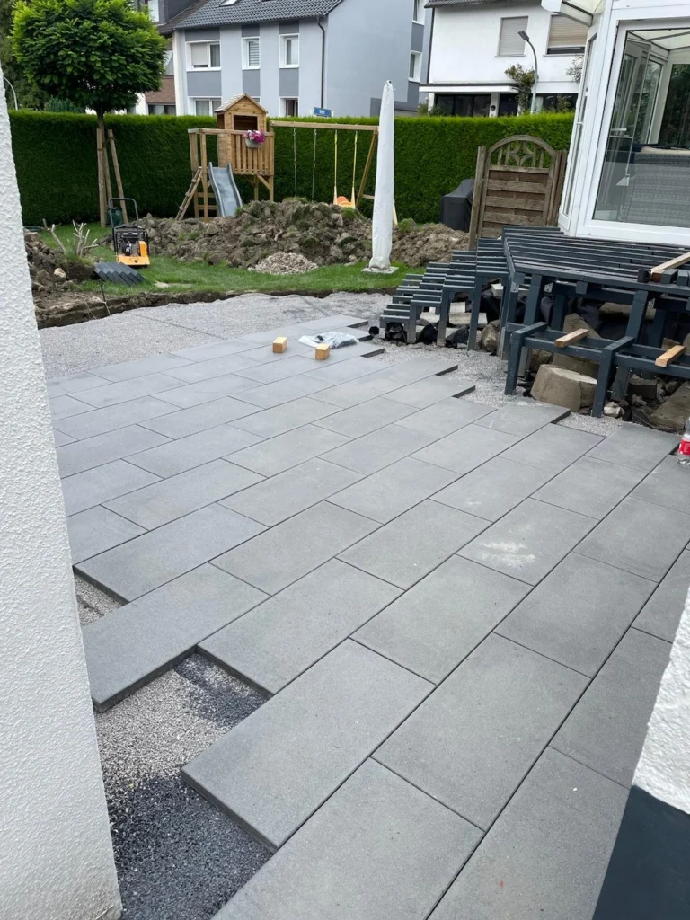 Terrassenplatten beim Verlegen
