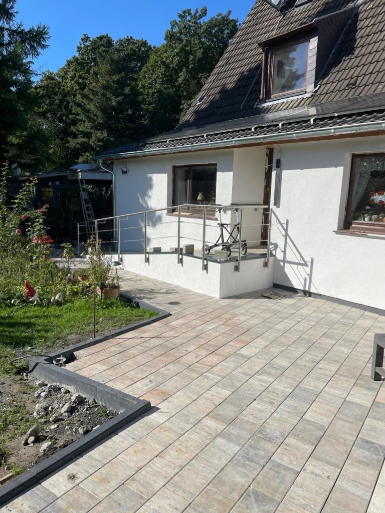 Terrasse mit neuen Betonplatten vor einem Einfamilienhaus