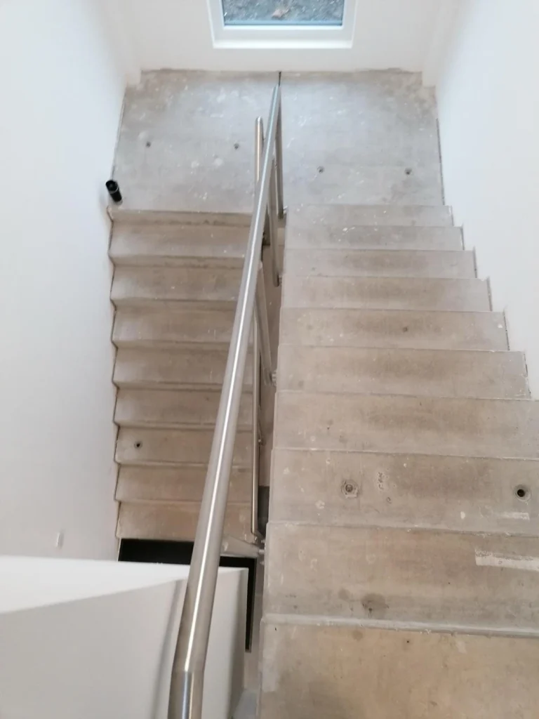 Rohe Betontreppe vor dem Fliesen