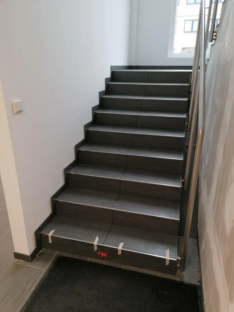 Treppe mit dunklen Fliesen nach der Sanierung