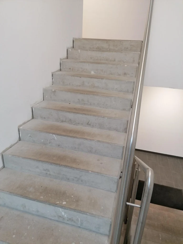 Betontreppe mit Edelstahlgeländer vor der Sanierung