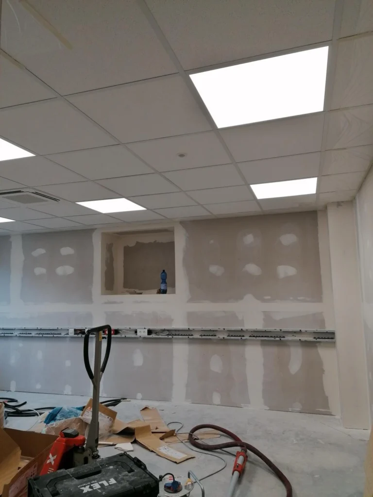 Raum mit Trockenbauwand und Rasterdecke beim Ausbau