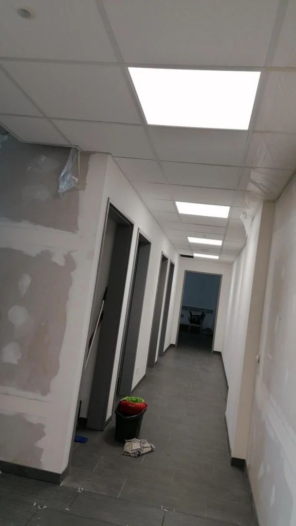 Flur mit neuen Trockenbauwänden und Rasterdecke