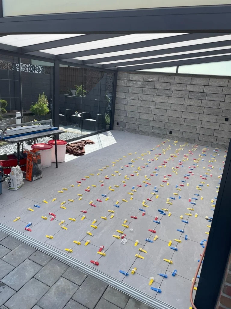 Wintergarten beim Fliesen mit Nivelliersystem